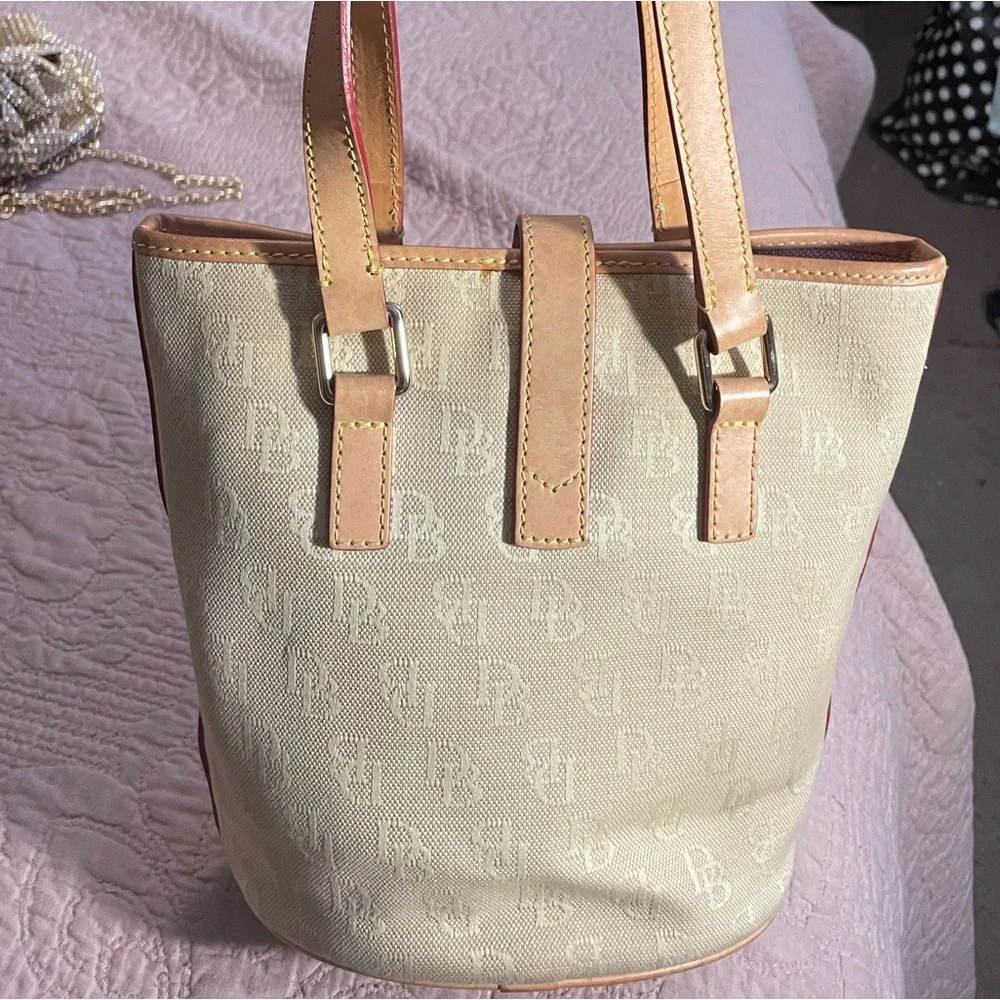 Dooney and Bourke Cream Monogram Lock Closure Tote Bag Purse Style with COA - Picture 6 of 8